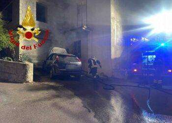 Auto in fiamme nella notte a Bono: in azione i Vigili del Fuoco