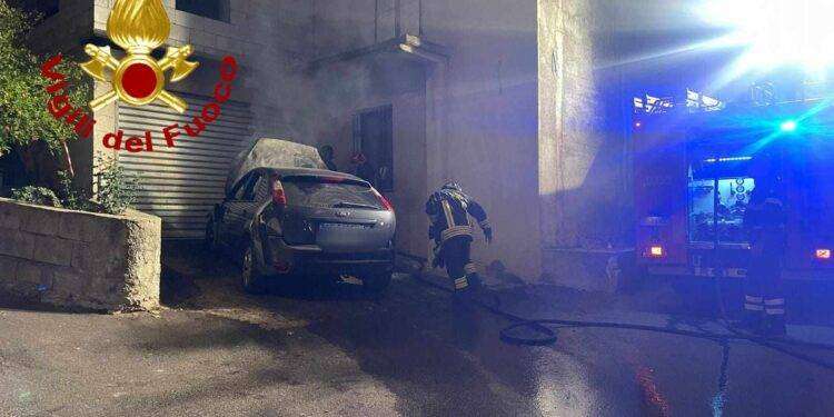 Auto in fiamme nella notte a Bono: in azione i Vigili del Fuoco