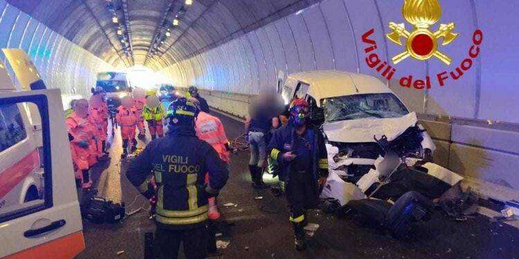 Tre feriti in scontro in galleria a S.Teodoro, uno gravissimo