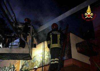 Paura nella notte a Quartu, appartamento in fiamme a Flumini
