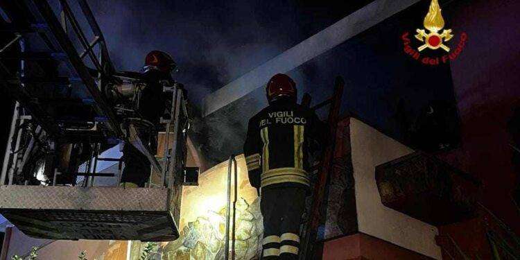 Paura nella notte a Quartu, appartamento in fiamme a Flumini