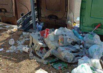 Maxi discarica abusiva nei parcheggi dell’ospedale Brotzu