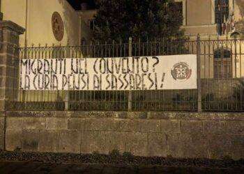 Sassari, striscione di CasaPound contro l’accoglienza dei migranti nell’ex convento dei cappuccini