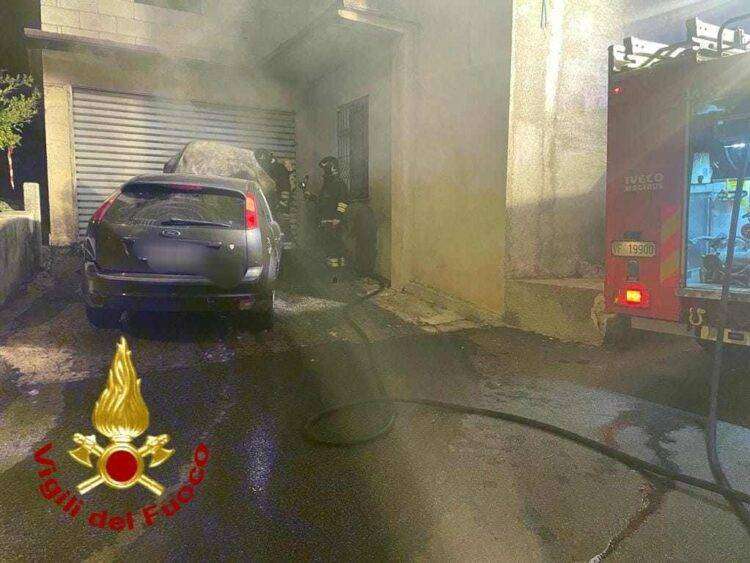 Auto in fiamme nella notte a Bono: in azione i Vigili del Fuoco