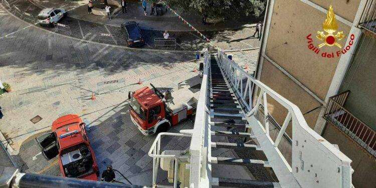 Bitti, in fiamme il terzo piano del municipio