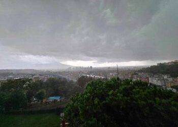 Bomba d’acqua a Napoli, in tilt traffico su strade e ferrovie