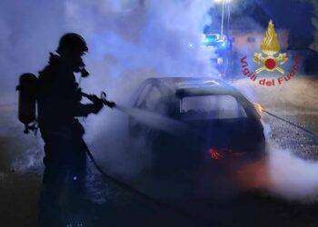Cagliari, auto in fiamme nella notte a Sant’Elia