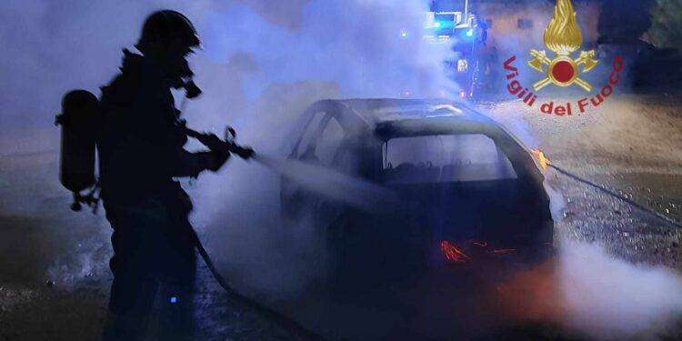 Cagliari, auto in fiamme nella notte a Sant’Elia