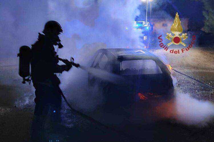 Cagliari, auto in fiamme nella notte a Sant’Elia