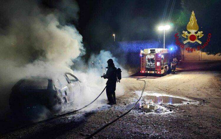 Cagliari, auto in fiamme nella notte a Sant’Elia