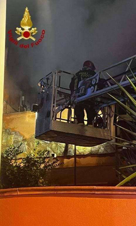 Paura nella notte a Quartu, appartamento in fiamme a Flumini