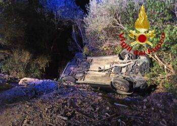 Arzachena, fanno manovra con l’auto e finiscono in una scarpata