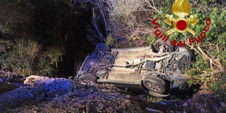 Arzachena, fanno manovra con l’auto e finiscono in una scarpata