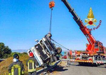 Scontro tra auto e camper che si ribalta: intervento dei Vigili del Fuoco
