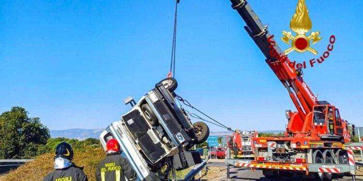 Scontro tra auto e camper che si ribalta: intervento dei Vigili del Fuoco