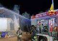 Vasto incendio distrugge capannone a Uta, intervento dei Vigili del Fuoco
