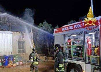 Vasto incendio distrugge capannone a Uta, intervento dei Vigili del Fuoco