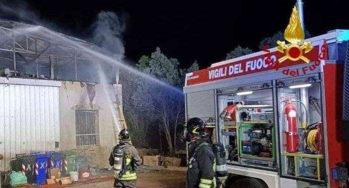Vasto incendio distrugge capannone a Uta, intervento dei Vigili del Fuoco