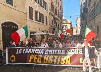 Ustica, manifestazione del Forum dell’indipendenza italiana davanti all’Ambasciata francese