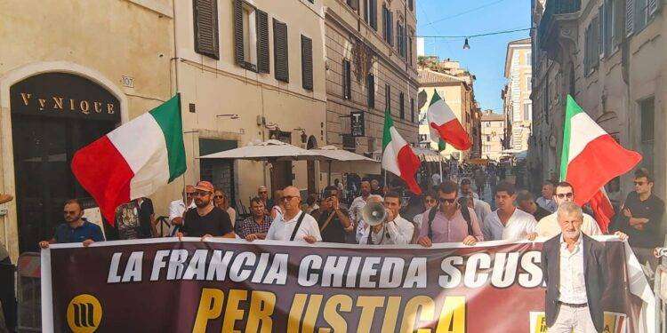 Ustica, manifestazione del Forum dell’indipendenza italiana davanti all’Ambasciata francese