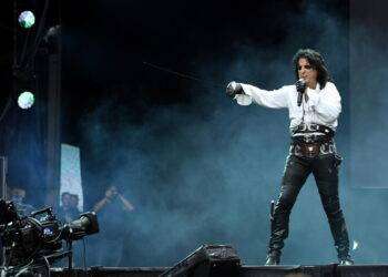 Alice Cooper contro la transizione di genere per i bambini, azienda blocca il contratto