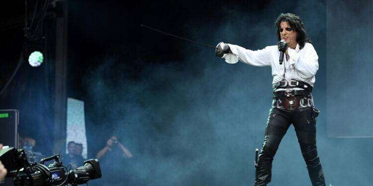 Alice Cooper contro la transizione di genere per i bambini, azienda blocca il contratto