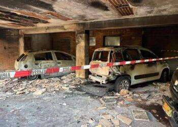 Auto in fiamme nel cortile, palazzina evacuata a Cagliari