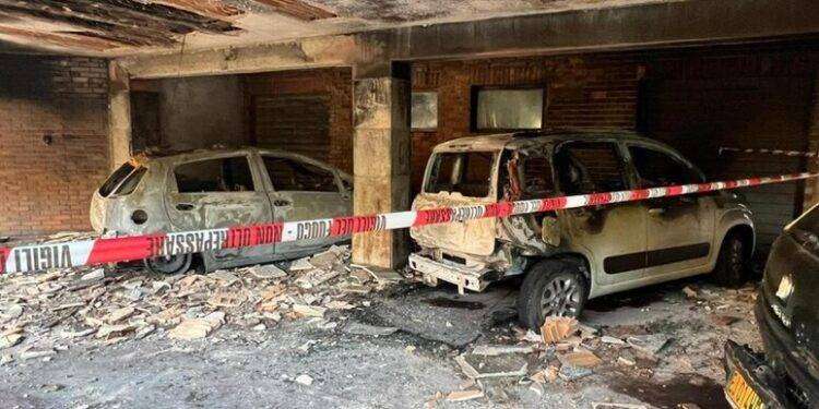 Auto in fiamme nel cortile, palazzina evacuata a Cagliari