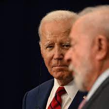 Biden lascia il palco senza stringere la mano a Lula da Silva