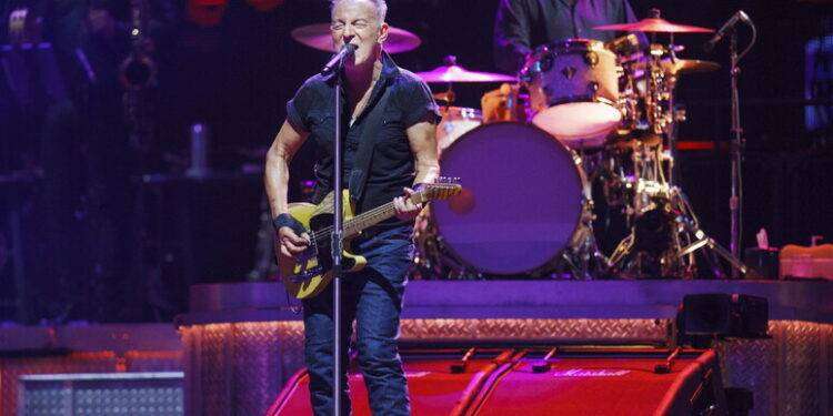 Bruce Springsteen rinvia tutti i concerti del 2023
