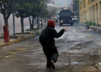 Scontri in Cile alla marcia per commemorare vittime di Pinochet