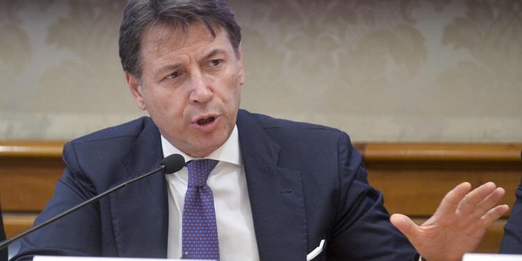 Ucraina, Conte: “Se fossi al governo, stop armi a Kiev”