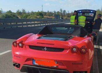 Ubriaco sulla sua Ferrari, via patente a turista tedesco