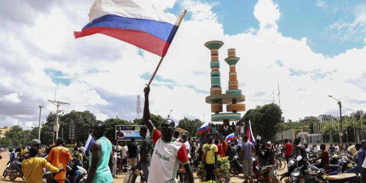 Generale francese: “Le nostre forze dovranno diminuire la loro presenza in Africa occidentale”