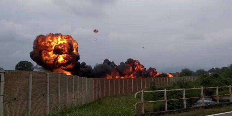 Si schianta una Freccia Tricolore nel Torinese, pilota salvo:  muore una bambina di 5 anni