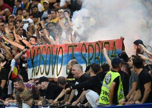 Il Kosovo non esiste, lo gridano gli ultras rumeni: “Serbia Serbia Serbia”