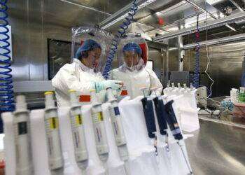 Il Covid da un laboratorio a Wuhan, l’accusa: “La Cia avrebbe insabbiato le prove”