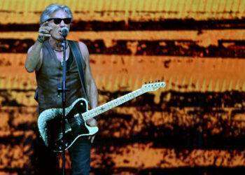 La vita di Ligabue sul palco raccontata in 70 scatti