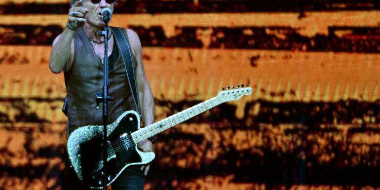 La vita di Ligabue sul palco raccontata in 70 scatti