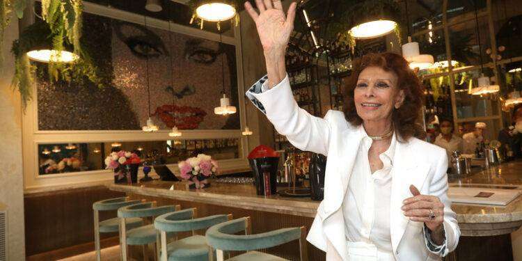 Sophia Loren cade nella sua casa a Ginevra, annullati impegni