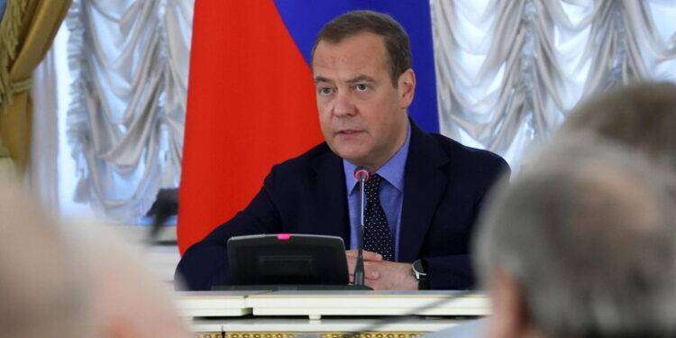Medvedev, deplorevole la nuova militarizzazione del Giappone