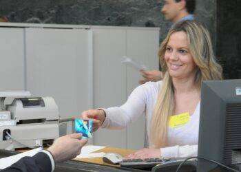 Poste Italiane continua a selezionare profili professionali per potenziare gli organici: ecco come fare