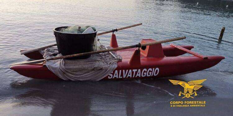 Cagliari, sorpreso dal Corpo forestale: utilizzava un pattino per il salvamento per pescare abusivamente