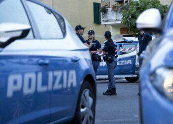 Uomo ucciso, cadavere in un carrello della spesa