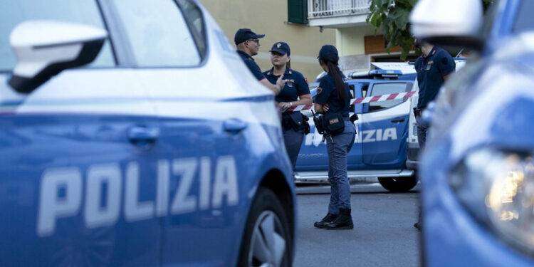 Uomo ucciso, cadavere in un carrello della spesa
