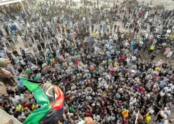 Migliaia di manifestanti a Derna, in Libia per manifestare contro la gestione dell’alluvione