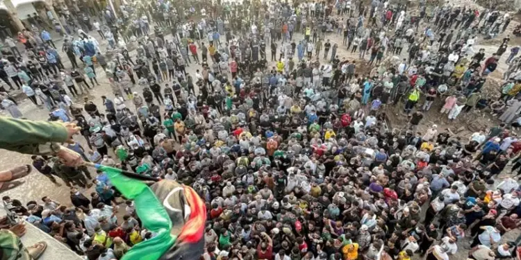 Migliaia di manifestanti a Derna, in Libia per manifestare contro la gestione dell’alluvione