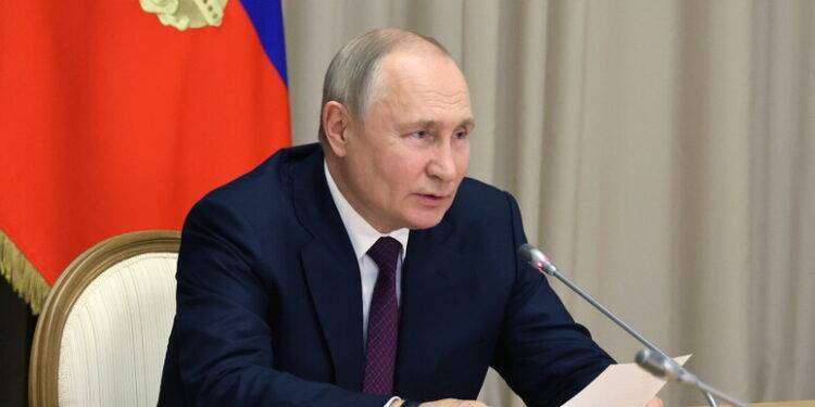 Putin, ‘disgustoso che l’ebreo Zelensky copra i neonazisti’