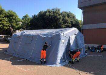 Non c’è tempo per montare tende, scuola Cagliari resta chiusa