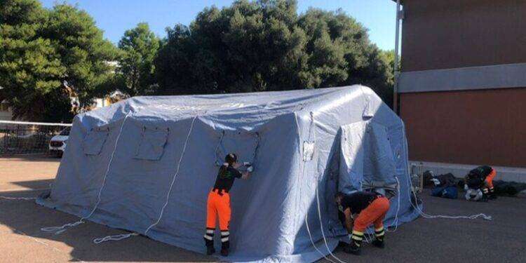 Non c’è tempo per montare tende, scuola Cagliari resta chiusa